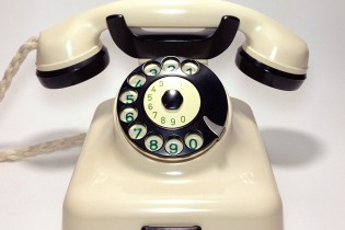 ダイヤル式の白い電話