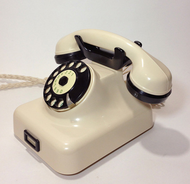 ダイヤル式の白い電話